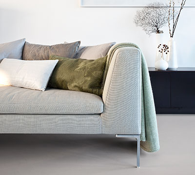 Detail livingroom Amalia with plaid knitted mohair and leather cushions