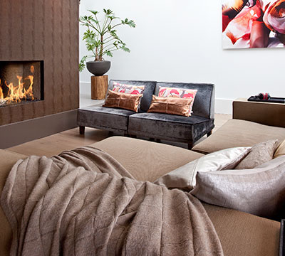 Detail livingroom Róisín with plaid knitted mohair Croco pattern and  Copper leather cushions