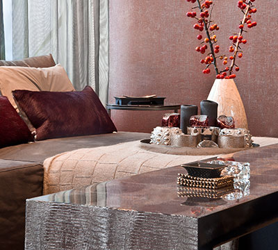 Detail livingroom Sherilyn with plaid knitted mohair Croco and cowhide cherryred cushions