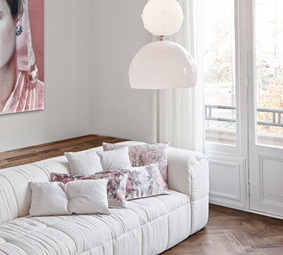 Sofa in woonkamer Grace  met Vintage en Crystal sierkussens