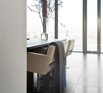 Detail woonkamer Eileen met een plaid in gebrewid mohair