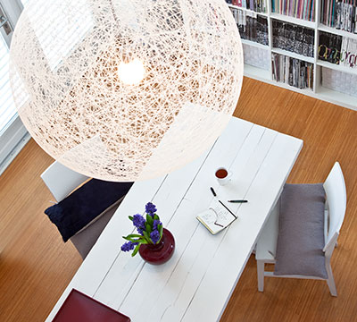 Detail woonkamer Donna met grijze en donkerblauwe sierkussens