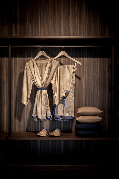 custom zijden pyjama met bijpassende slippers