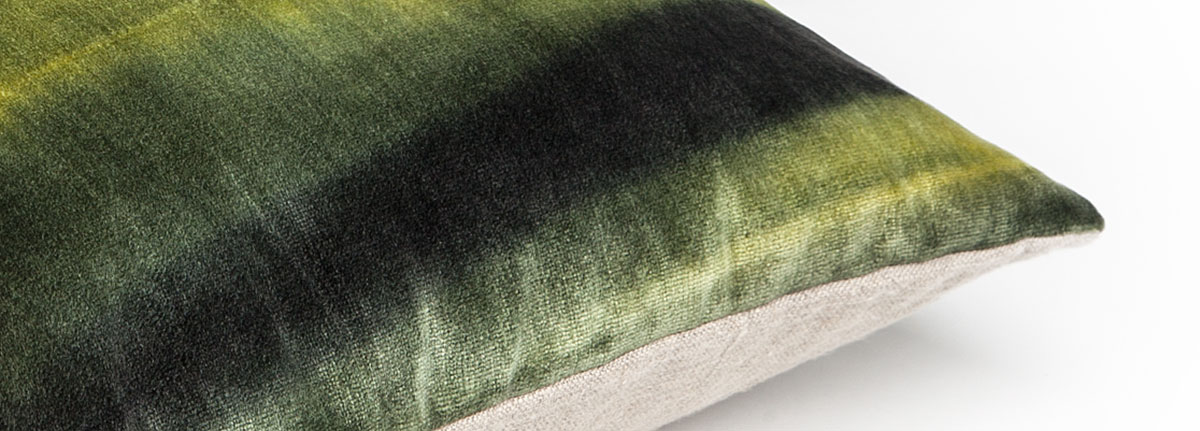 Sierkussen Gradient Tie and Dye velours in inktblauw en mosgroen