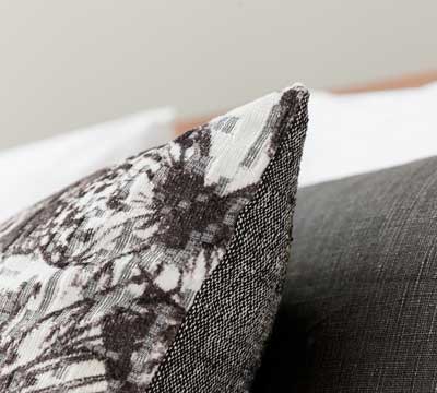 Sierkussen Daisy Zwartwit geprint jacuard velours