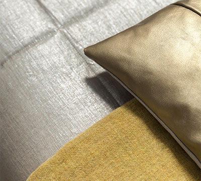 Sprei Silver Pad, messingkleurige leder kussen en piccalilly sprei