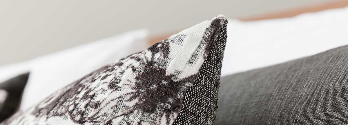 Cushion Daisy Multiblackprinted velvet